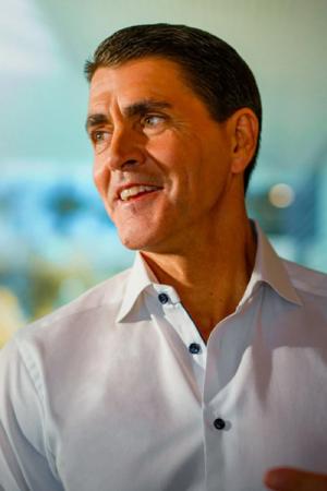 Photo portrait of Carl Eschenbach 